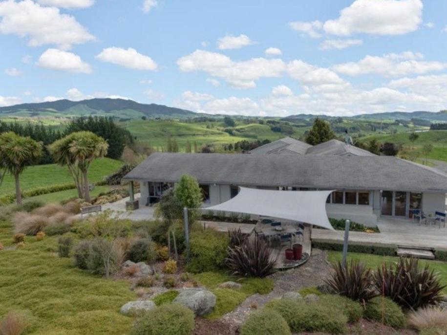 Above The River Karapiro Bed & Breakfast Exterior photo